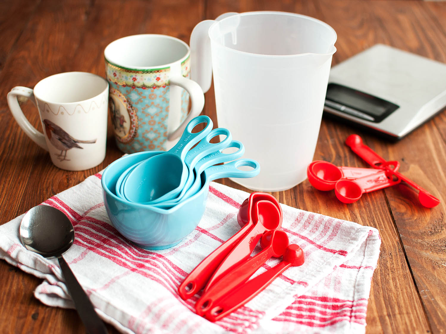 Baking measurement cups and spoons